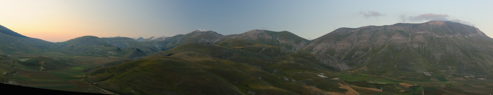 Le montagne attorno a Castelluccio al tramonto